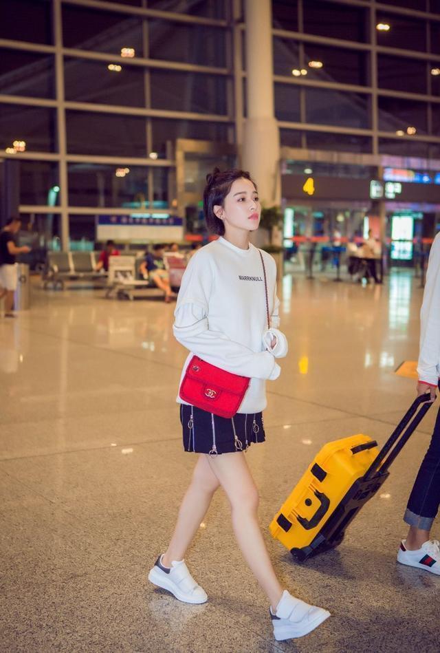 赵丽颖撞衫阚清子，一个灾难，一个惊艳，网友：纪凌尘眼光真独特