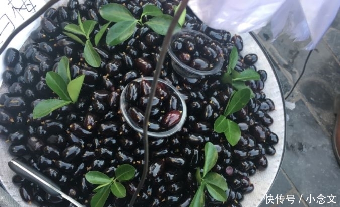 给葡萄打上腊,当成“乌梅”卖,买的人还很多,路人:差点就信了