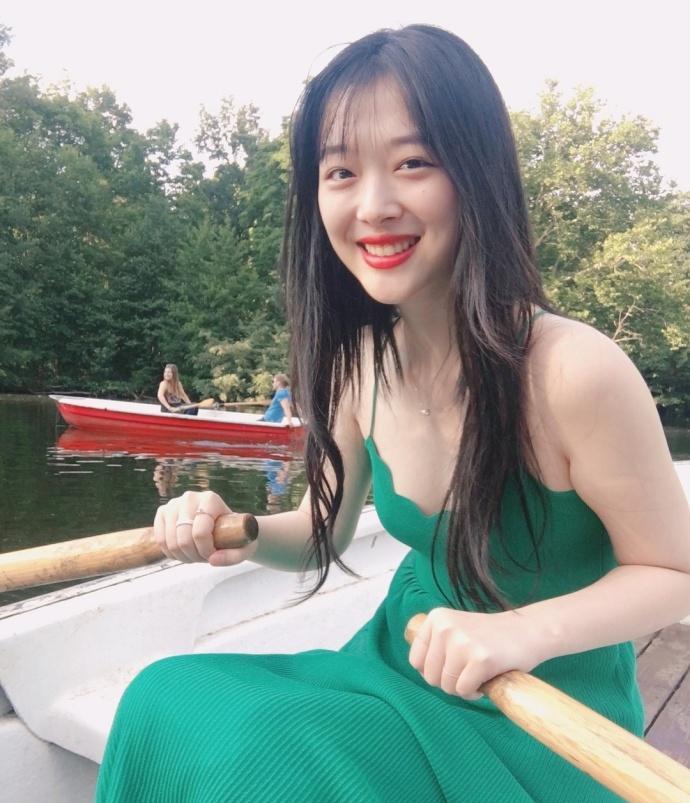 路人街拍，雪莉穿吊带连衣裙出游少女感爆棚 ????