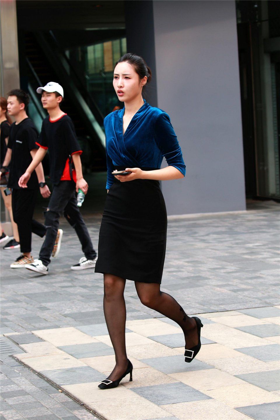 街拍:黑丝高跟短裙小蛮腰，忍不住多看几眼