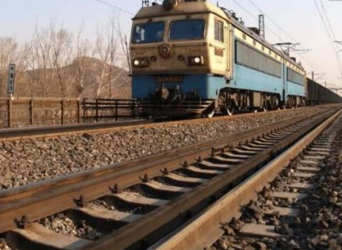  不锈钢■火车铁轨常常锈迹斑斑，那为什么还采用钢铁，而不用不