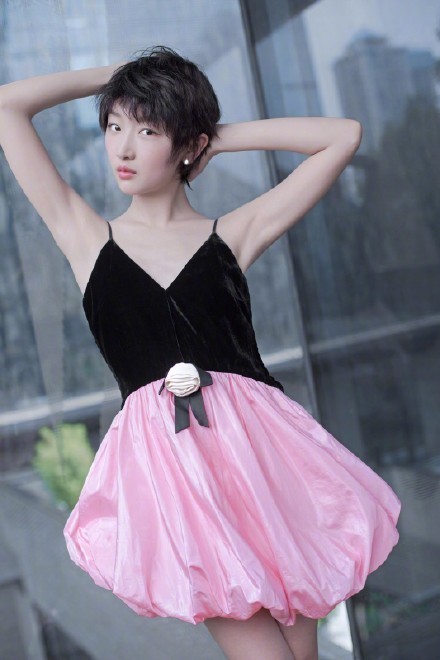 周冬雨这本短发教科书也出Bug了？