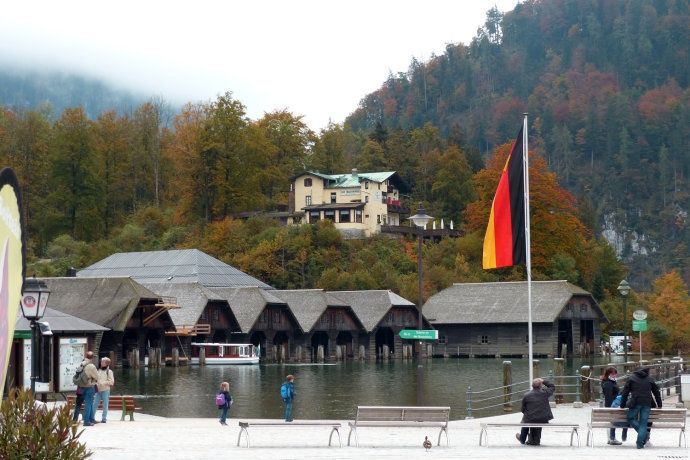 阿尔卑斯山中藏有一湖，如果说这里晴天像天堂，那阴天就像仙境