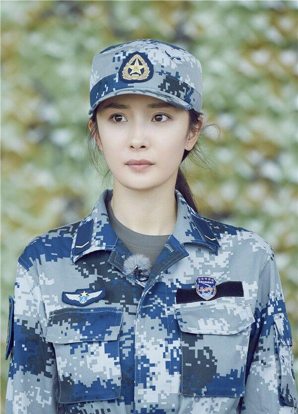 杨紫、赵丽颖、杨颖穿迷彩装，个个美的不像话，但遇到杨幂就输了