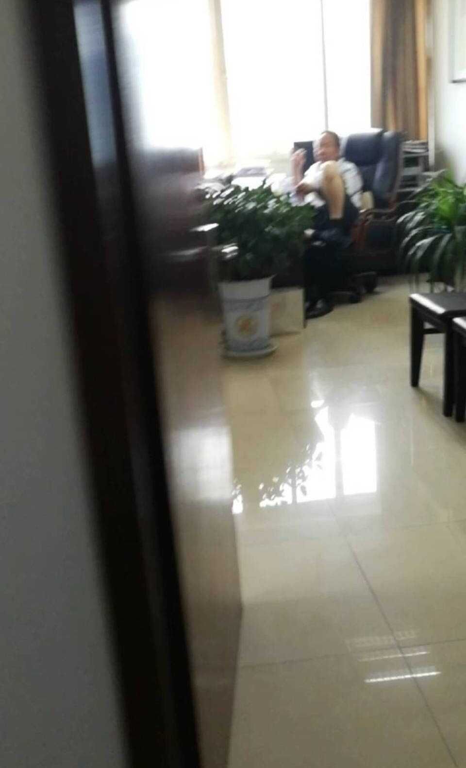 看看陕西渭南市财政局一副局长上班脱鞋脚搭椅