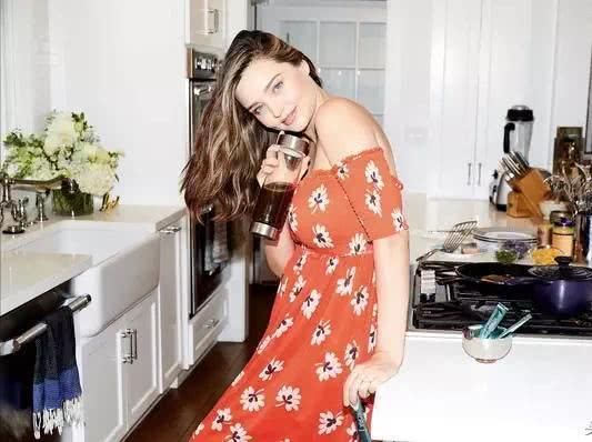 米兰达可儿Ins晒一字肩碎花长裙照，生完二胎的她依旧很少女