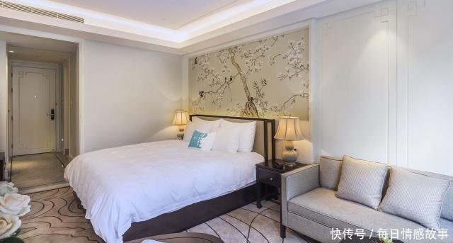 宾馆床头柜有很多一次性用品，别随便用！保洁阿姨好心说出实情