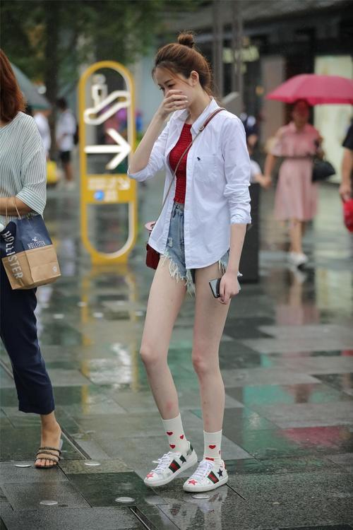 街拍：气质美女，一双白白长腿让女人羡慕