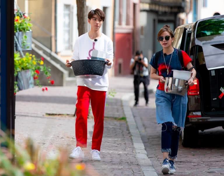 本以为赵薇“假两件”牛仔裤够丑了，但看到谭维维的裤子，才真的