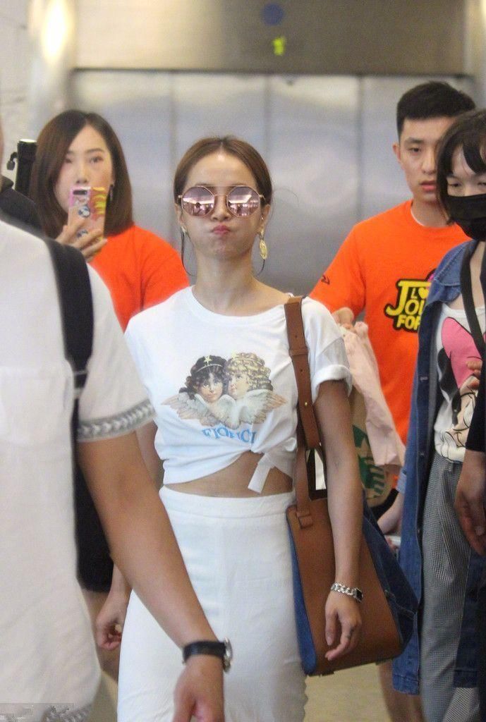 蔡依林剪个叉就拯救了这条“显短裙”，刘诗诗还没她穿的显腿长!