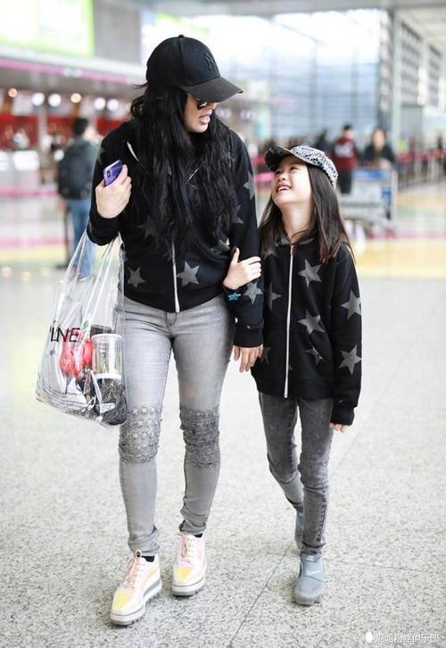 钟丽缇终于瘦了,现在都敢穿这么短的短裤出门,网友:发型毁所有