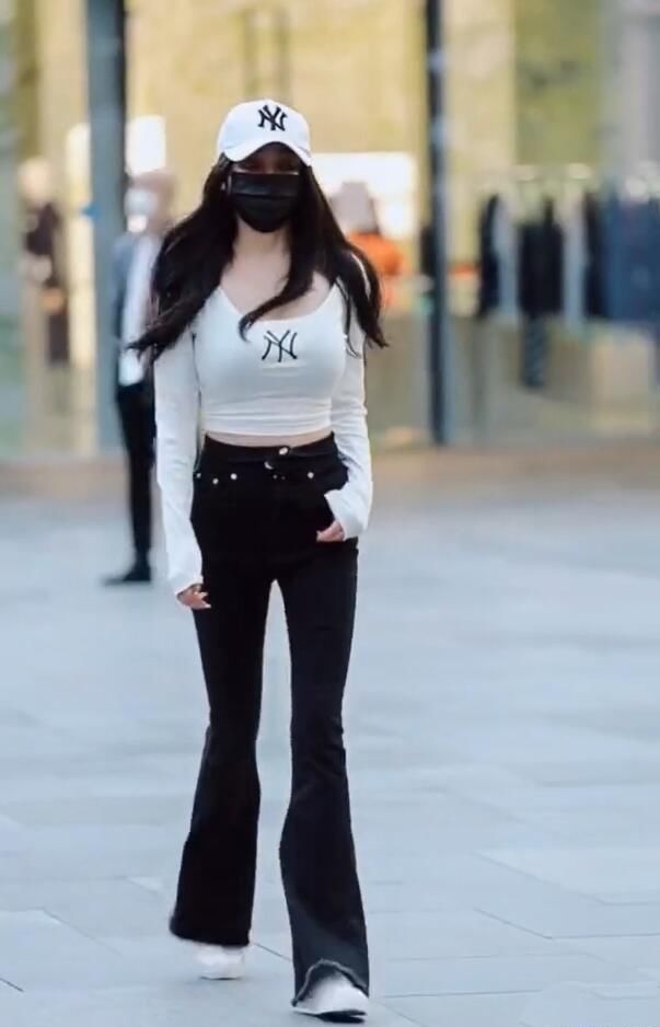  『女人』文雅的女人怎么穿? 一件包臀裙必不可缺, 完美呈现好身材吧?