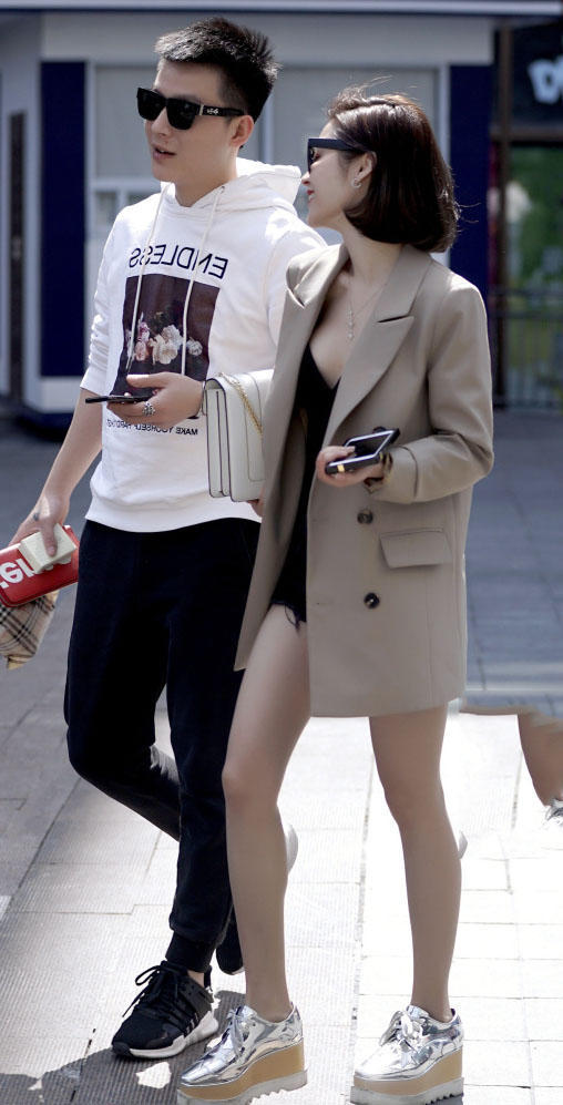 气质女神下身热裤消失，秀出修长纤细的美腿