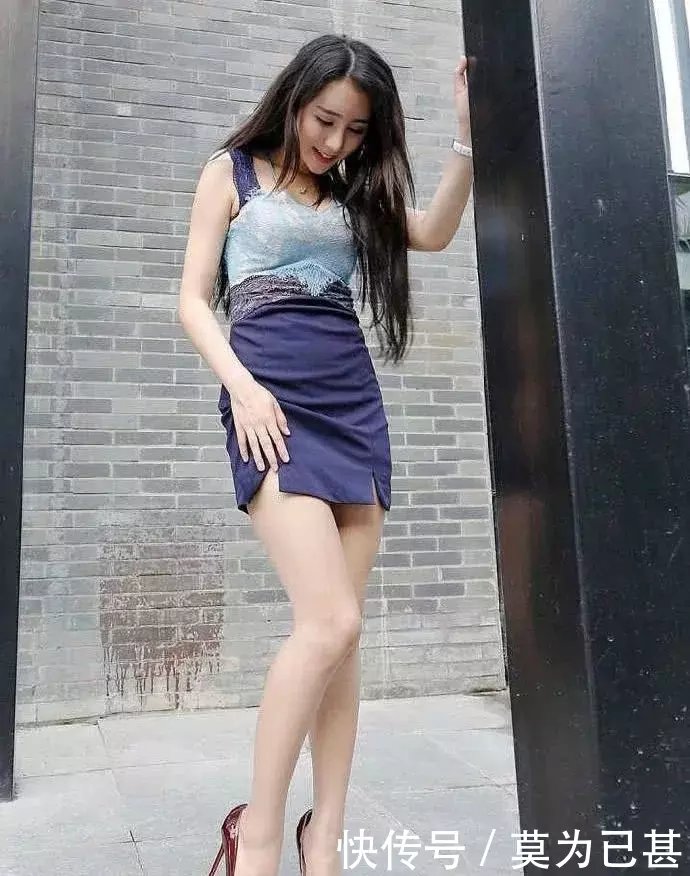 街拍，三里屯小姐姐穿紧身连衣裙，好身材美出新高度