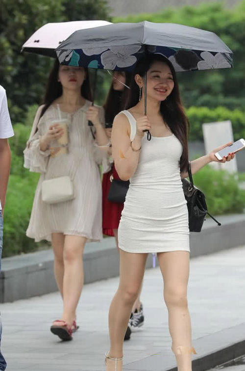 气质女神贴身连衣裙尽显柔美身段，完美的S型身材要如何练成