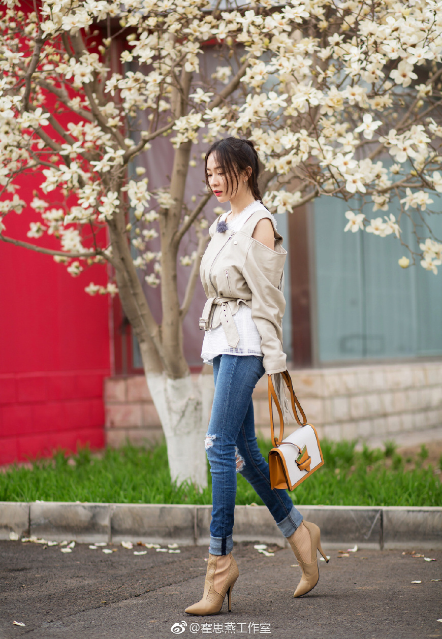 34岁江一燕厉害了！一袭蓝色连衣裙女神范十足，网友：比霍思燕美