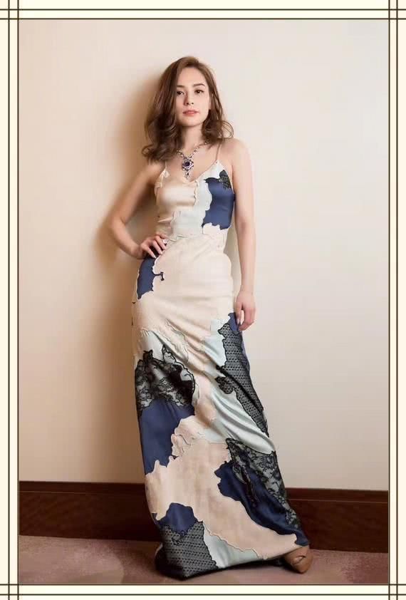 阿娇密月归来，大妈裤上身衣然美到炸，网友：爱情力量真伟大！