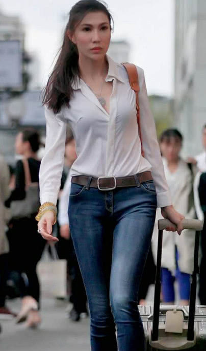 路人街拍，小姐姐一身穿搭简约性感，充满了白领的风范