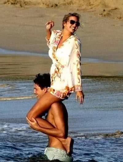 伊万卡与丈夫戏水被拍，娇羞被其扛在肩上，裙子挡不住魅力！