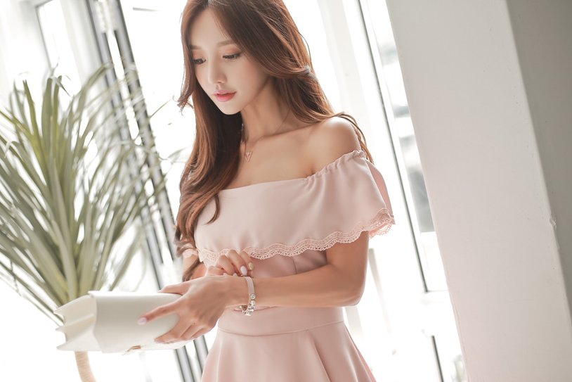 美女时尚穿搭:园艺刺绣边抹胸恬静曼妙洋裙