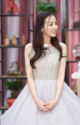 迪丽热巴写真照曝光，笑到牙龈都露出来，网友：仗着颜值为所欲为