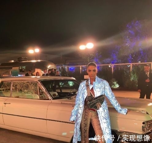 「 卡戴珊」贴身设计展示3D身材,一般人真穿不了,卡戴珊穿“蛇皮裙”现身