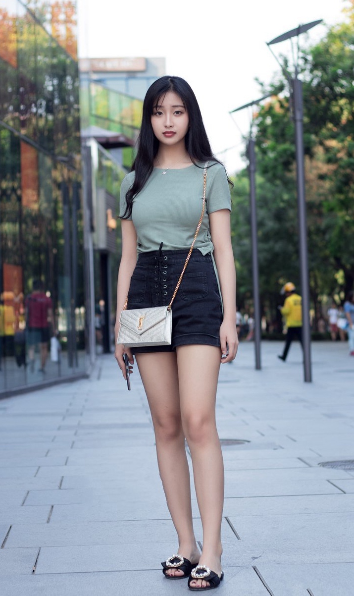 身材苗条的小姐姐，穿什么都那么优雅迷人！