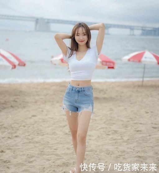 『妹子』街拍:妹子你蹲在海边画心,能一直这么稳吗