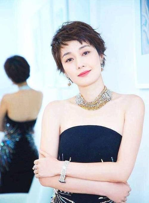  『女人』50岁女人别被这3款“阿姨短发”迷惑，俗气又显老，剪错变大妈