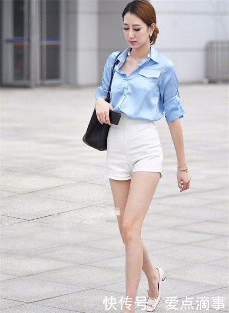 #黄色#街拍:姜黄色的长款大衣搭配裸色皮鞋时尚美丽,俏生生的立在街角
