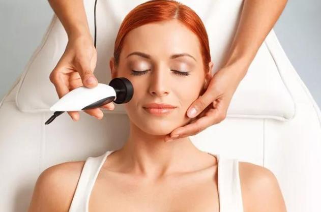 长期素颜的女生和长期化妆的女生相比，为什么化妆的女生皮肤更好