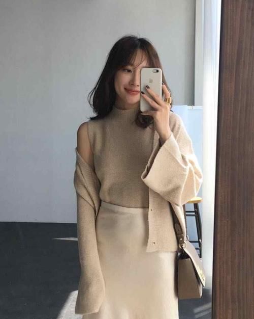  【女生】聪明的女生，早就开始用这几款外套配裙子了
