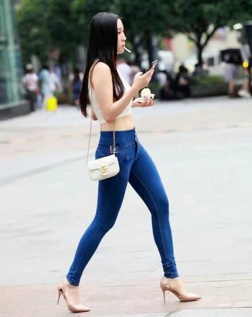 牛仔裤展现美女迷人S型曲线，展现了女性的魅力气息