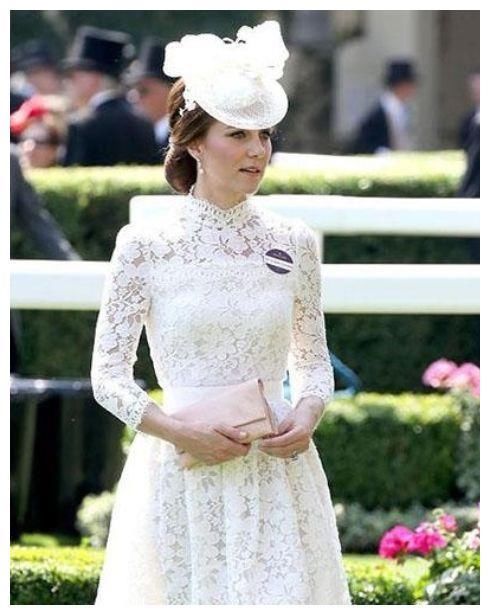 街拍:图二蕾丝裙凸显女人的性感迷人,大大的深V让人一见倾心!