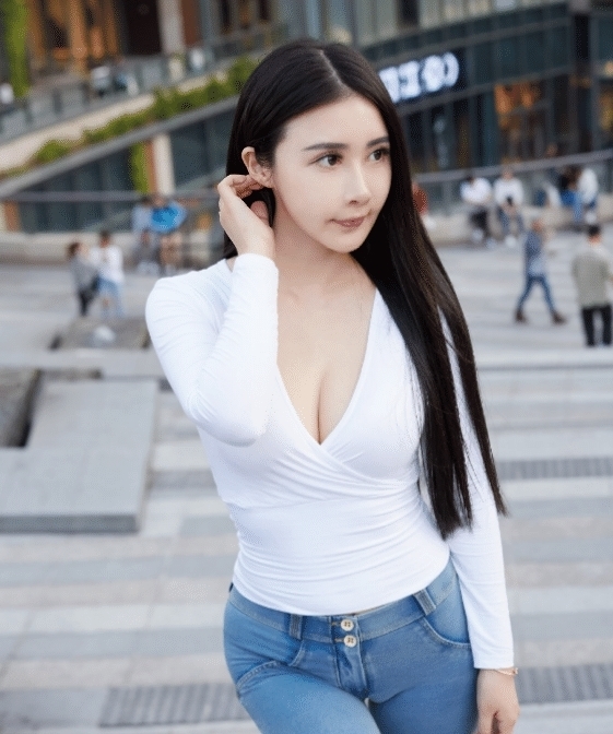 姐姐|开叉衫搭配牛仔裤,只有微胖的姐姐穿出来才好看