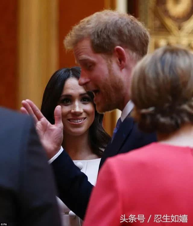 梅根换了个新发型，画风越来越向凯特王妃看齐，然而还是被挑刺