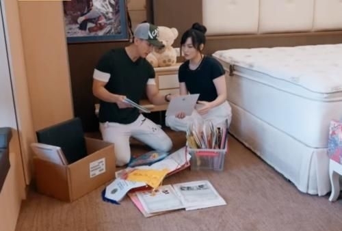  『林丽吟』吴尊林丽吟打扫旧房子，拿出最值钱的物品，看清是啥，谁能不感动