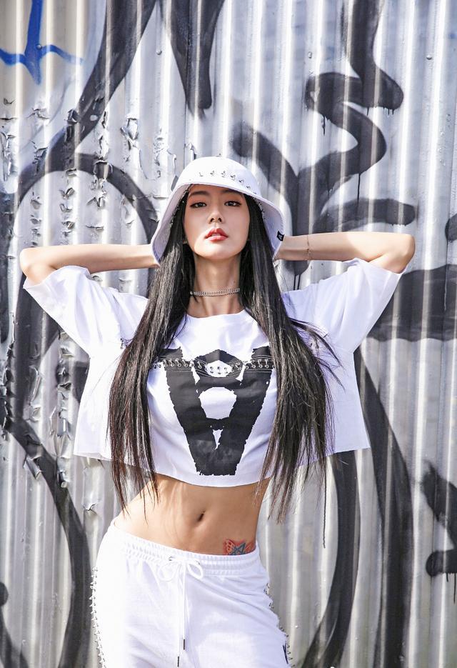 街拍是美女都在乎身材，紧身裤大长腿秀出你的美