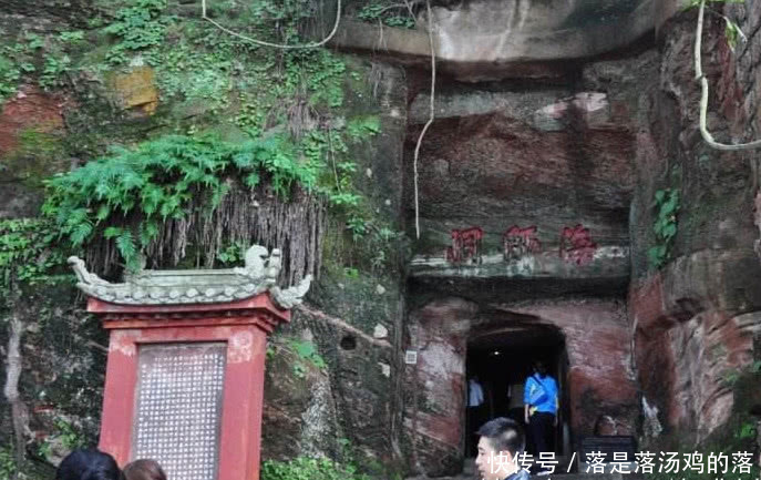 乐山大佛胸口处发现一暗室，内有两件东西，揭开千年前神秘传说