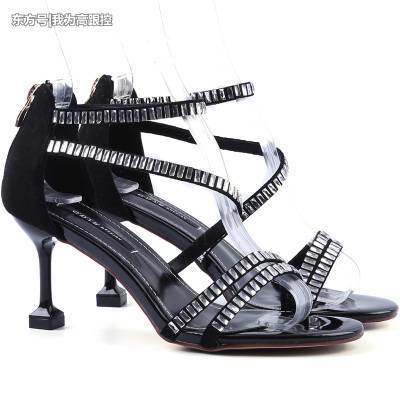 以履带做为设计元素的性感高跟鞋