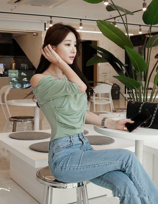 气质突出的牛仔裤美女，透露着成熟女性的极致魅力!