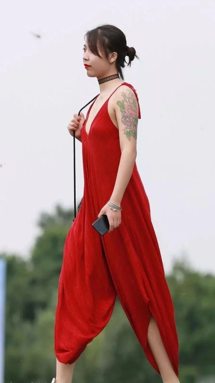 街拍丨不穿bra实在是一种进步，女性何必束缚自己?