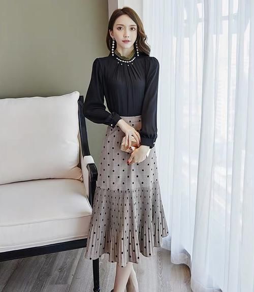  『春天』套装裙：用波点鱼尾裙的元素搭配你整个优雅气质的春天