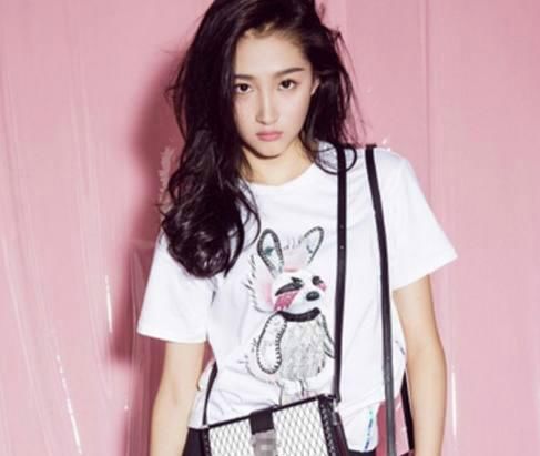 20岁关晓彤和19岁程潇同穿休闲装，网友:谁身材好一眼就能看出!