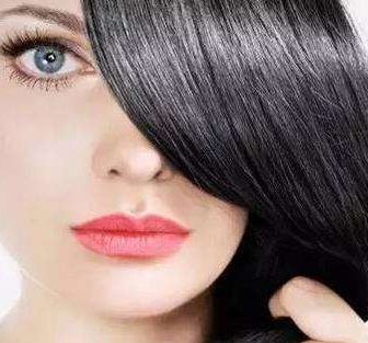 别再傻傻去染发店了!洗头时倒一点进去，满头白发瞬间乌黑靓丽