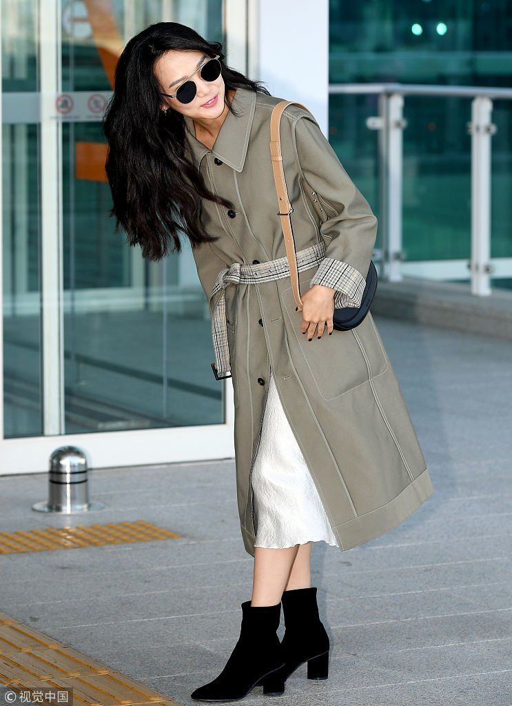 尹胜雅穿风衣凹造型秀细长美腿  对镜头鞠躬发射爱心亲民范