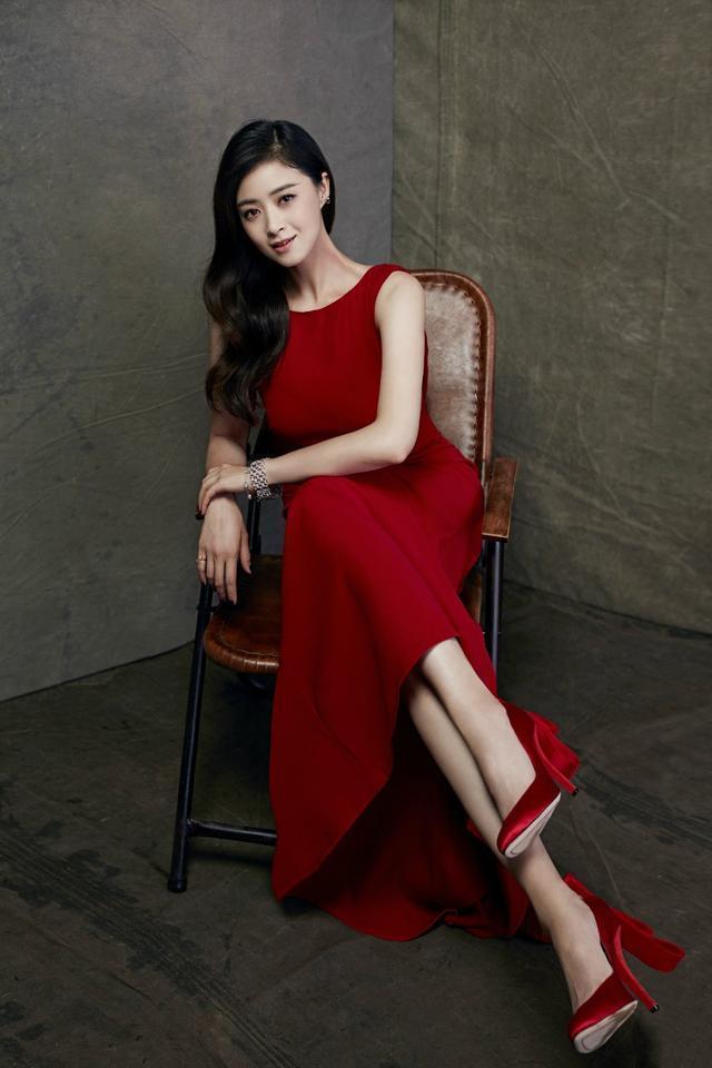 35岁的蒋欣剪了新款发型，这发型也太修饰人了，大饼脸变瓜子脸