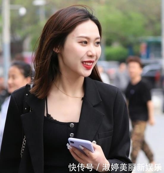 短袖|街拍:眉清目秀的美女,一件条纹短袖配牛仔热裤,时尚魅力气质美
