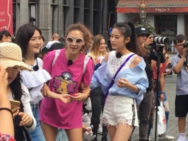 谢娜产后衣品直线下降，这种艳俗花裙大妈都看不上吧？