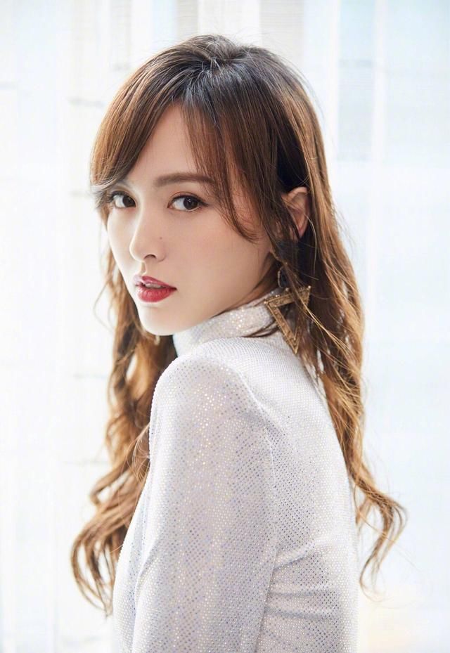 唐嫣白色连衣裙穿的咋样？秋季跟她学，够不够份！